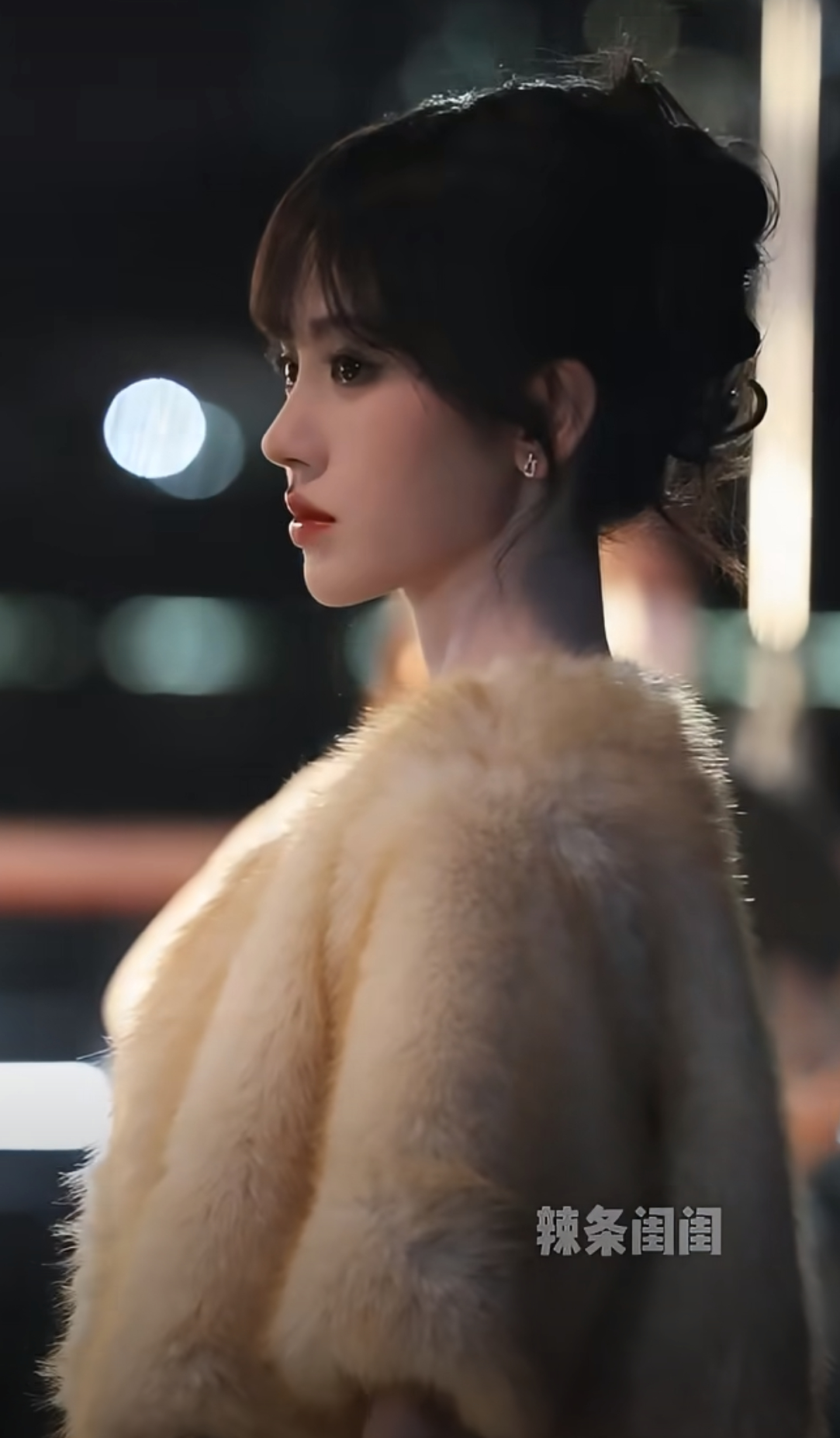 万花世界现代这套也不错诶，感觉有点像古早的全包眼线，还是盘发，Ne到白夜行这个镜