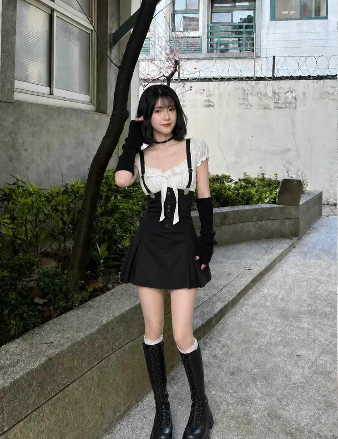 吊带小短裙
	
日常穿搭  收腰设计感  黑色系裙子
