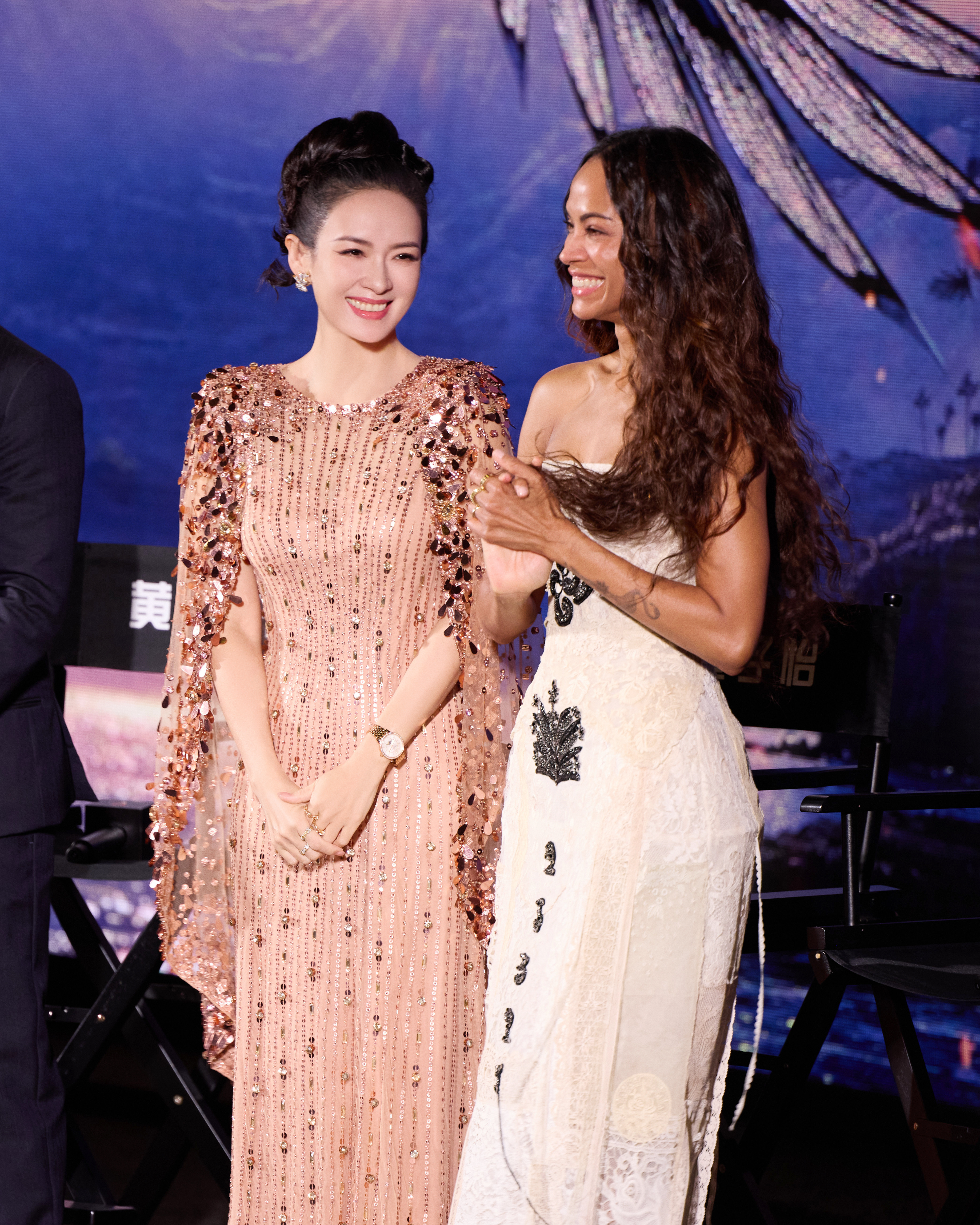 章子怡亮相阿凡达3首映礼 《阿凡达3》首映礼高光时刻，章子怡与卡梅隆、佐伊同框，