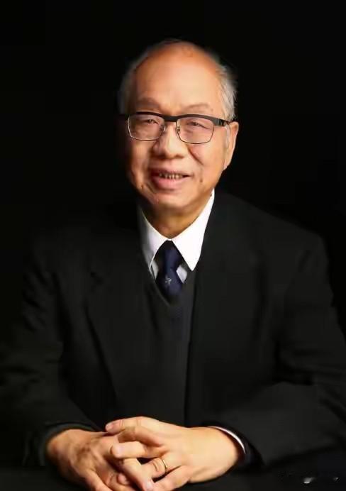 数学皇帝丘成桐 在清华教书四十年不要钱

世界顶级数学家丘成桐，在清华任教四十年