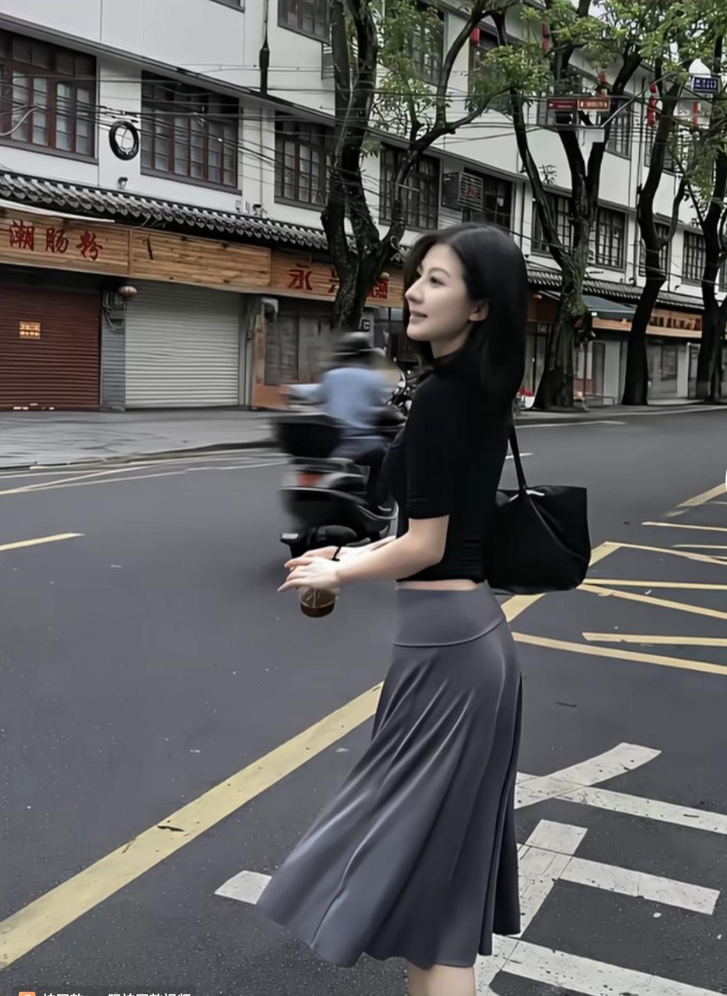 街头偶遇，抓拍一瞬间。
