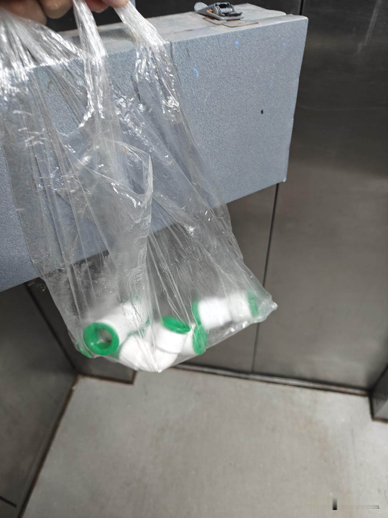 上门修一次漏水的水管要多少钱呢？

一大早老岳父发信息说家里水管裂了漏水了，问我