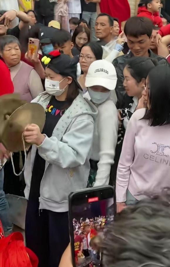 元宵佳节，奥运冠军全红婵低调回到湛江迈合村老家，和乡亲们热热闹闹过元宵节，整个村