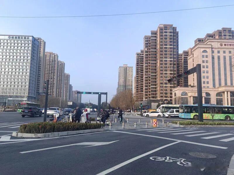 大家发现没有，长安区的道路特别宽，特别整洁！

长安区道路宽，人又密集，这就说明