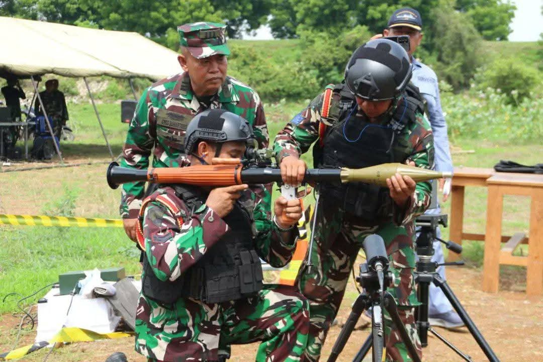 印度尼西亚海军陆战队测试了中国北方工业公司生产的69-1型火箭助推榴弹发射器(R