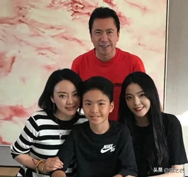 王文也近日和男朋友订婚，有网友评价说，虽然大家都在骂她，但是我真的挺酸的。

因