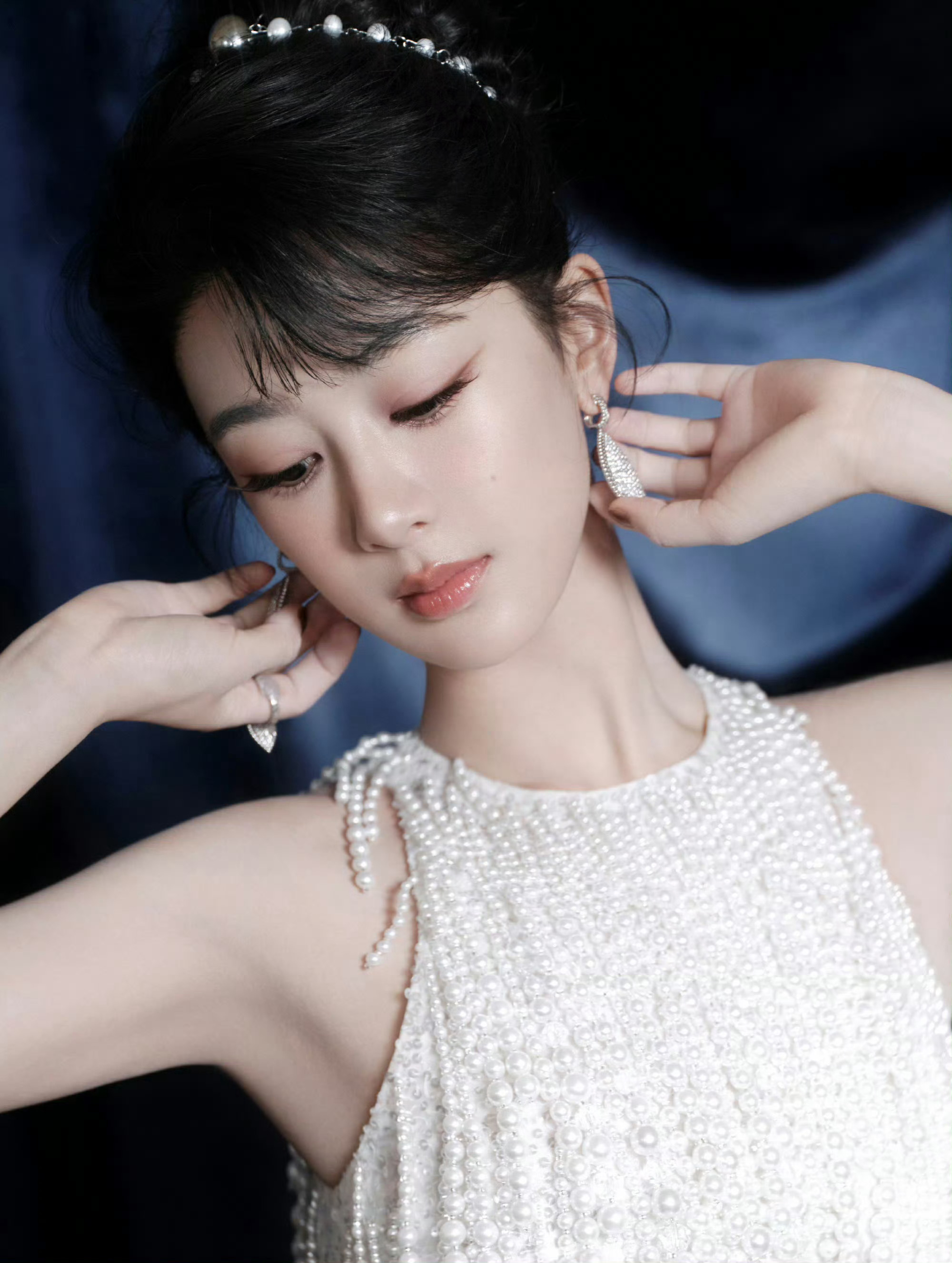 杨紫成长的标志杨紫33岁庆生大片 杨紫33岁庆生大片，杨紫成长的标志:“不舒服的