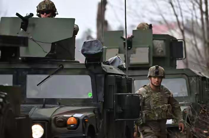 美国大概率要和伊朗开始地面战争了！非常重要的信号就是美精锐空降兵突然取消重大演习