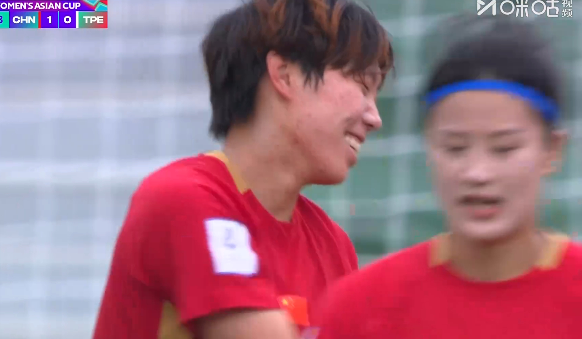 邵子钦太不容易了终于打破僵局不过这个球也要靠王霜的传球，传的非常漂亮邵子钦远射破