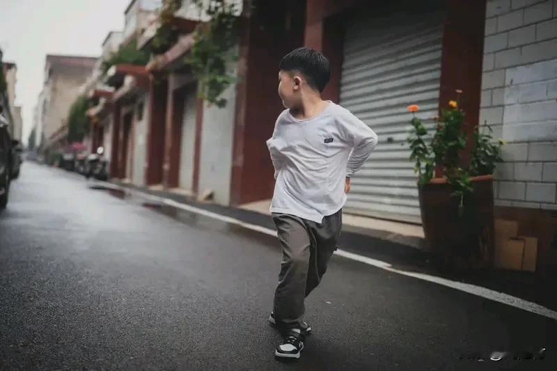 妈妈生二胎期间5岁儿子在家发烧离世 2025年11月，河南一个家庭遭遇灭顶之灾。