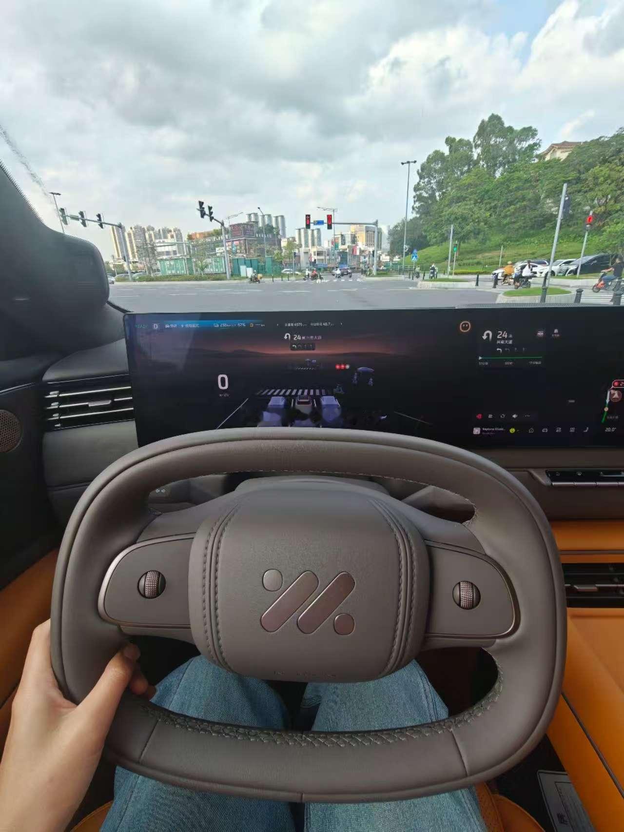 下午抽空去试驾了智己LS8~有这个想法，是因为之前总听说智己好开，今天体验过后确