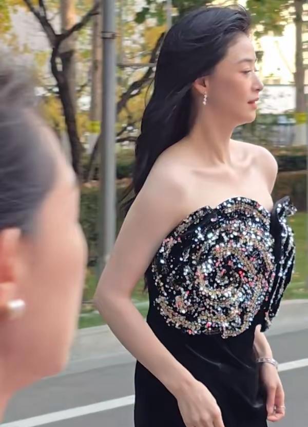 11月3日，蒋欣出席2025微博视界大会，生图下的她依然美的令人陶醉！
蒋欣身穿