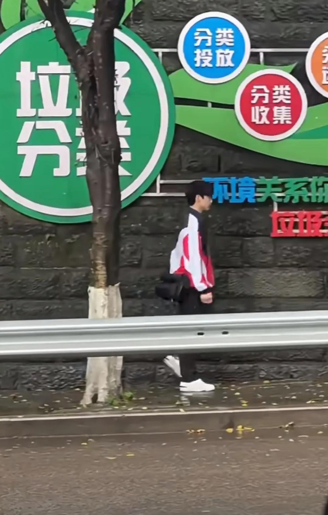 重庆双碑偶遇白敬亭拍摄《难哄》，妈耶！土土的校服给他穿出少年感，这部戏太会选角了