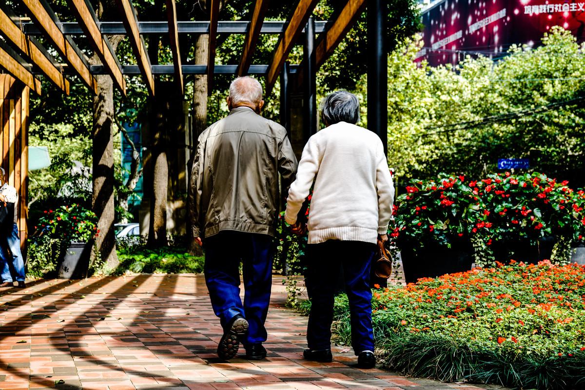 夫妻到老，懂得包容才长久
 
年轻的时候过日子，两个人总爱争长短，一点小事就拌嘴