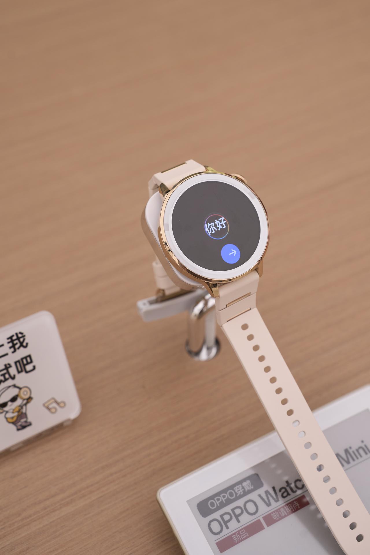 莎莎新款手表已经摸到啦，真的好米！！

看到OPPO官宣之后，立马跑到店里问，已