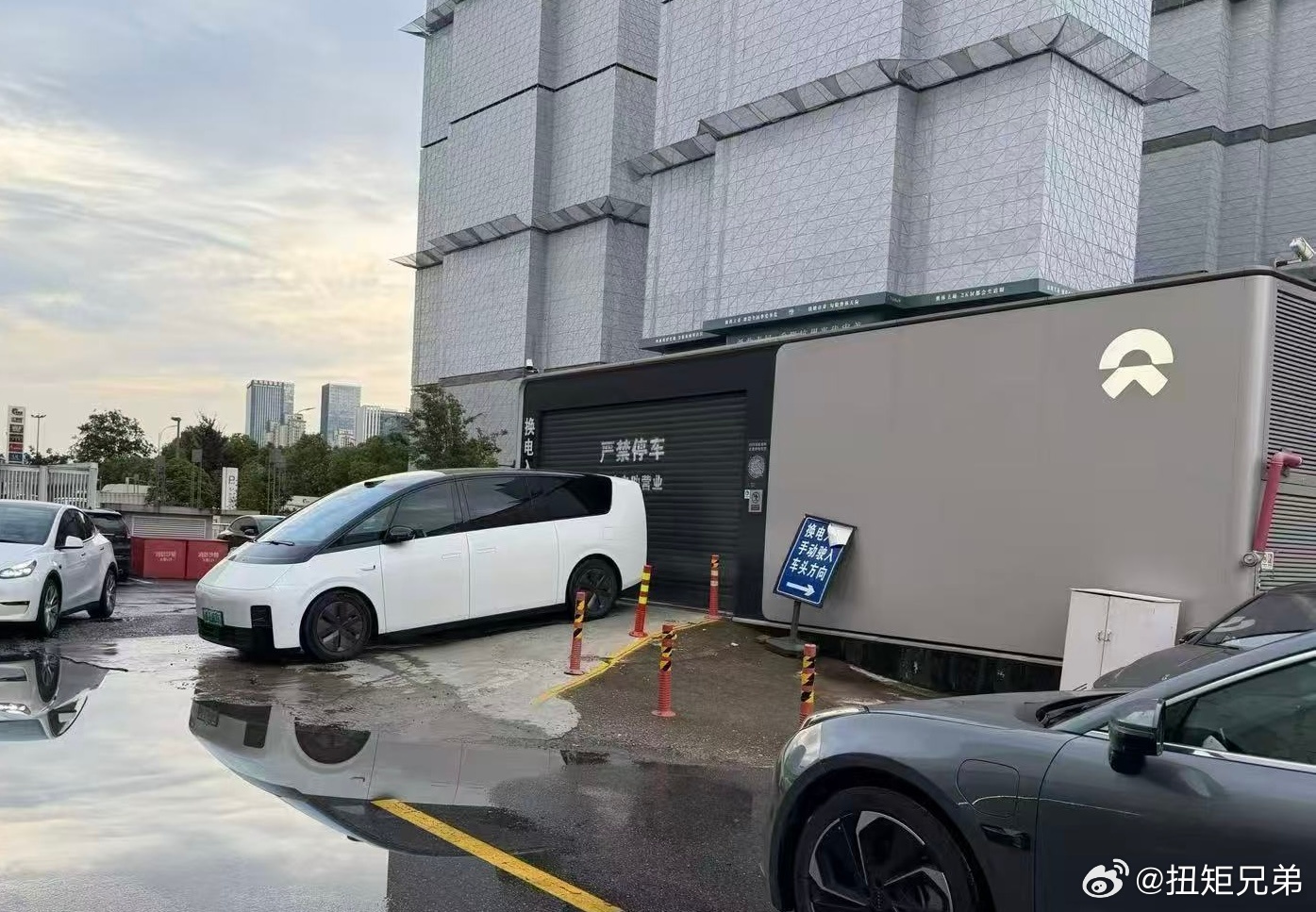 换电只要3分钟何必充电1小时换电的优势，不用担心电池衰减想换就换的前提条件是停到