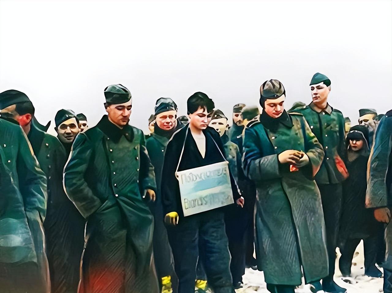 1941年，苏联女英雄卓娅，牺牲前的最后一张照片。

照片里的她站在雪地里，穿着