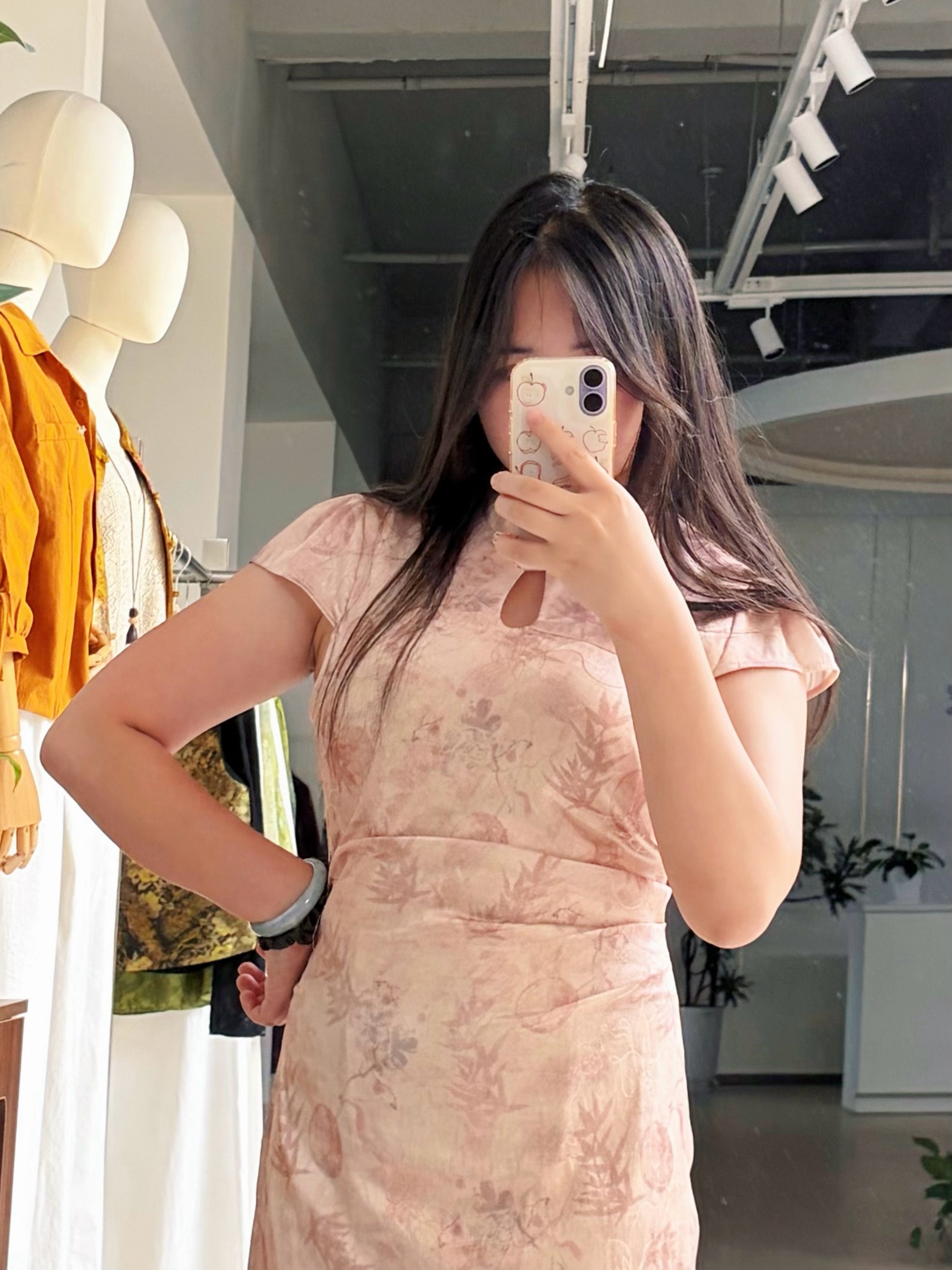 这个天气穿裙子最舒服了！贴身的裙子不热不黏超凉快～分享OOTD～裙子是好朋友之前