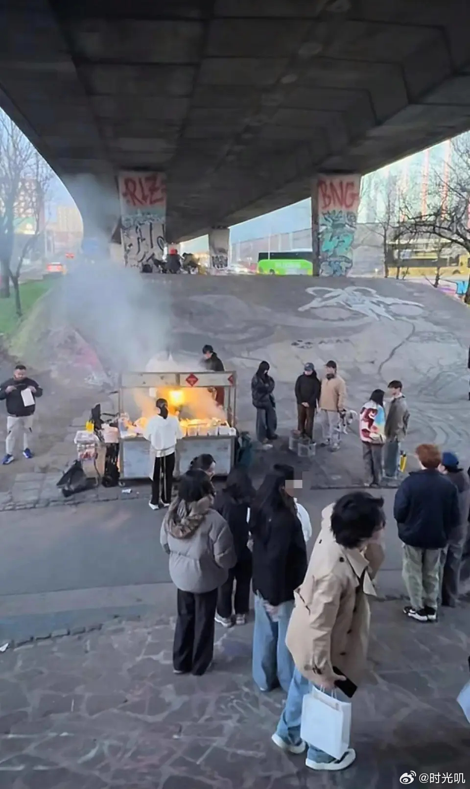 英国曼彻斯特桥洞下惊现中国烧烤摊 曼城中国烧烤摊火出圈！中国留学生深夜排长队，就