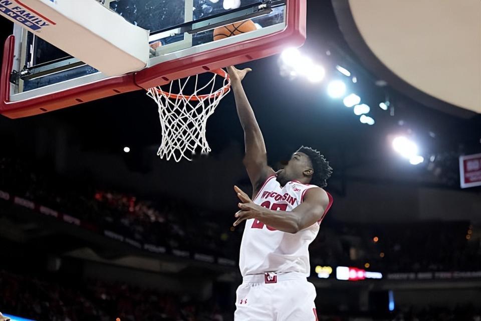 根据ESPN记者Jeff Borzello的消息，威斯康星大学麦迪逊分校的大三后