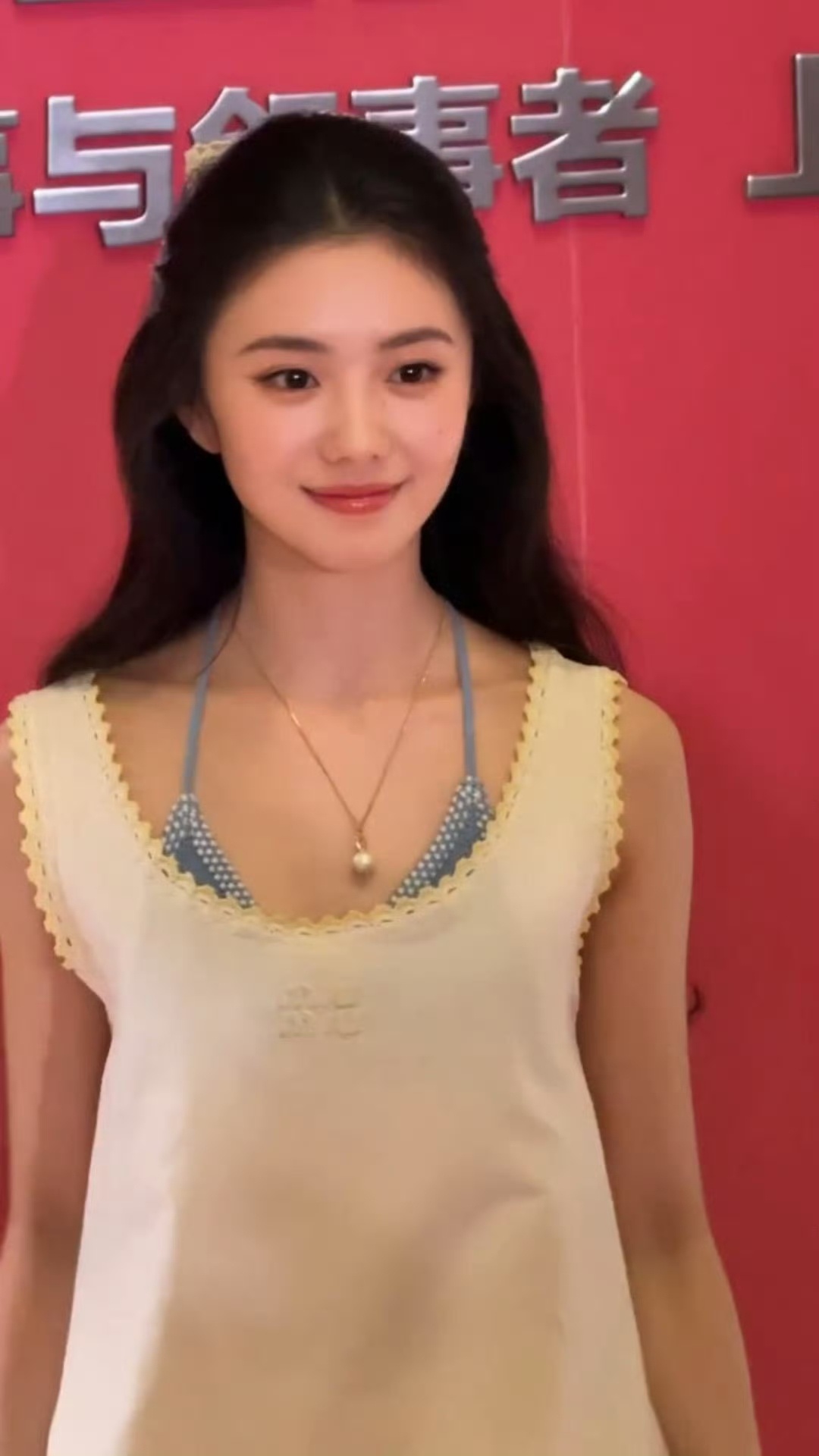 刘浩存赵今麦线下生图live赵今麦戴珍珠耳环的少女刘浩存粉色旗袍剧照