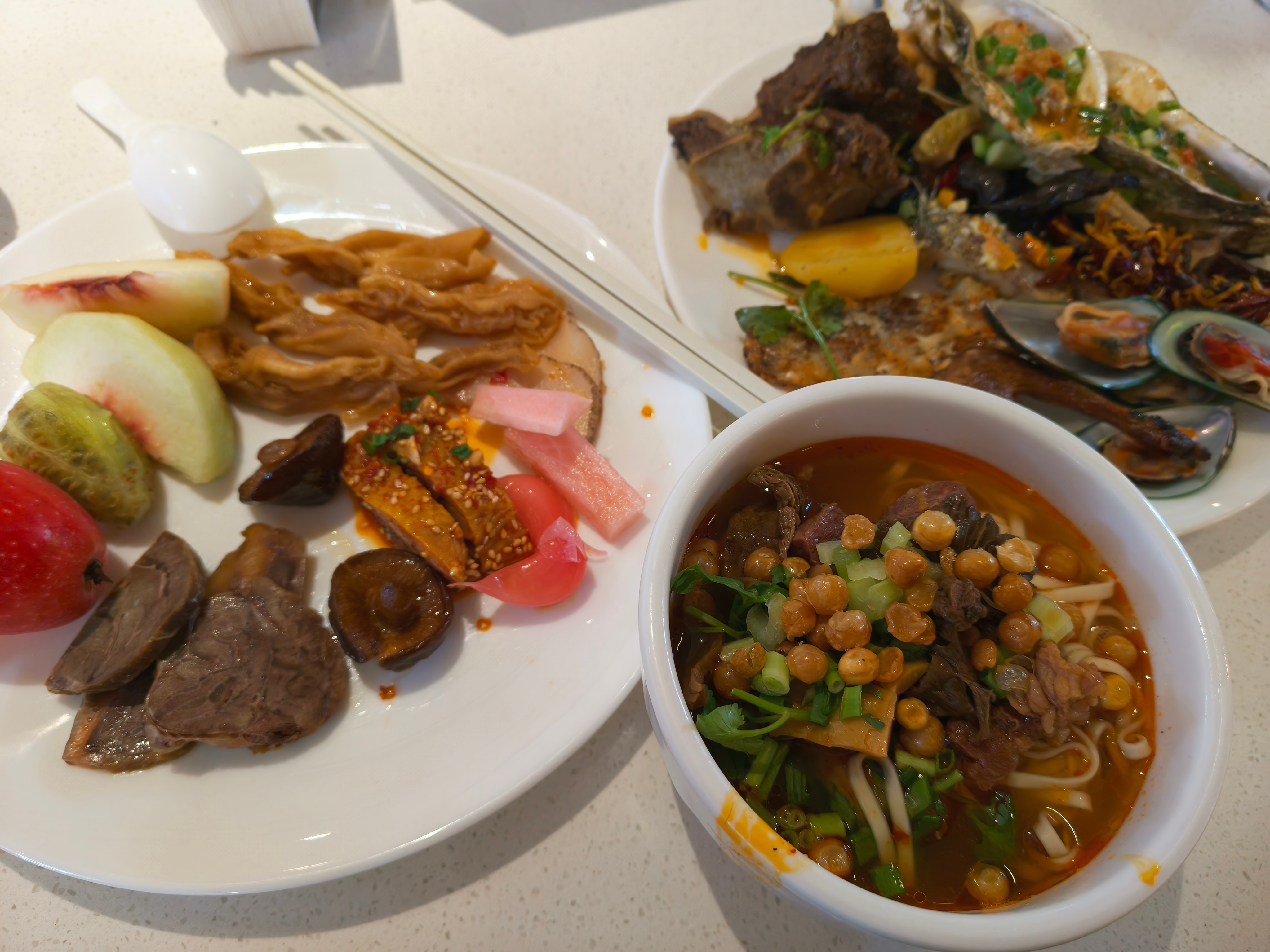 康定这边的饭好好吃！我狂吃～图三这个绿色的居然是仙人掌果，我第一次吃哎！甜甜的很
