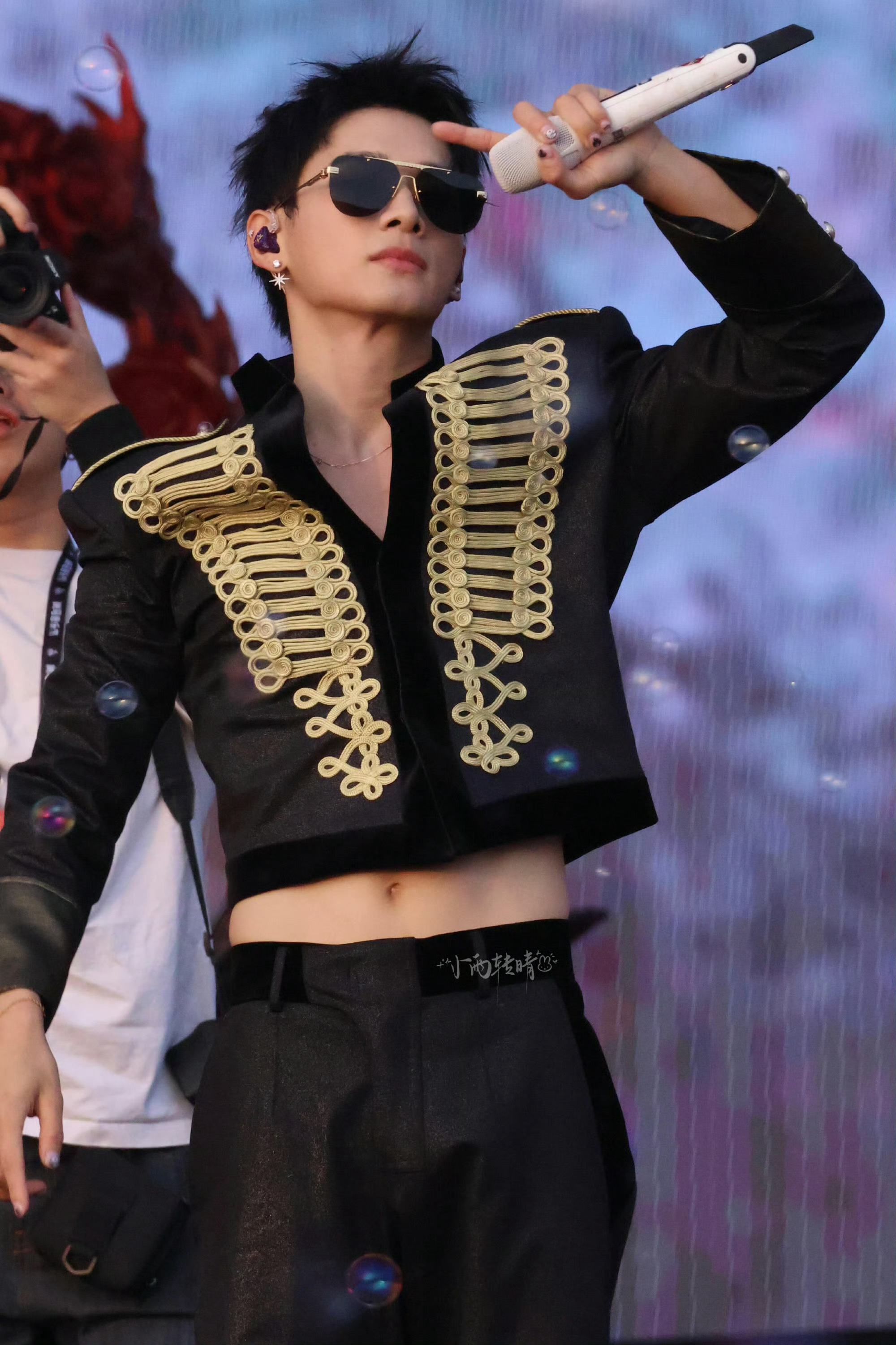 姚琛真的在玩火姚琛有星味无班味火焰是他的背景板，玫瑰是他的小把戏，舞台上的姚琛从