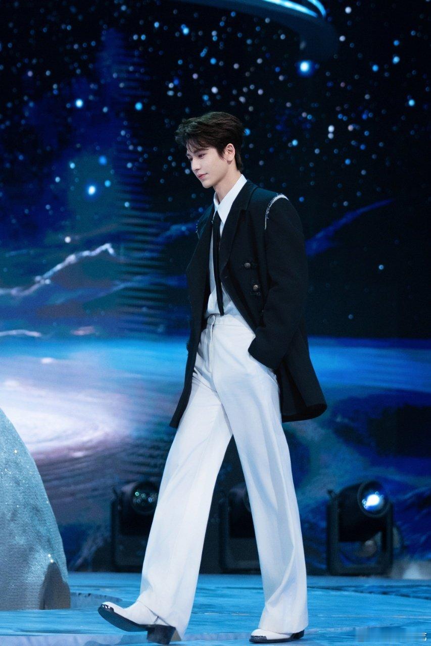 张凌赫祝汪铎以后都清香美好你好星期六 清香美好这四个字，用来形容他们俩的未来也很