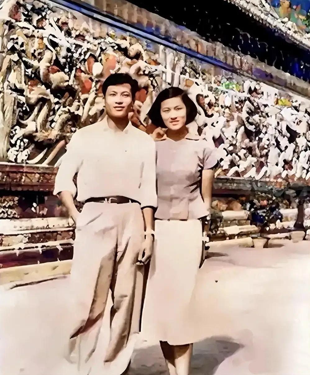 1956年，24岁的洪君彦和21岁的未婚妻章含之在北海公园约会时，依偎着站在著名