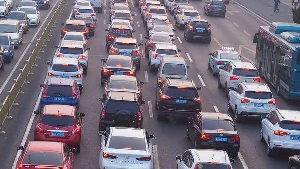 2月22日正月初六，杭州高速迎来返程流量巅峰，单日突破100万辆次。来自湖南常德