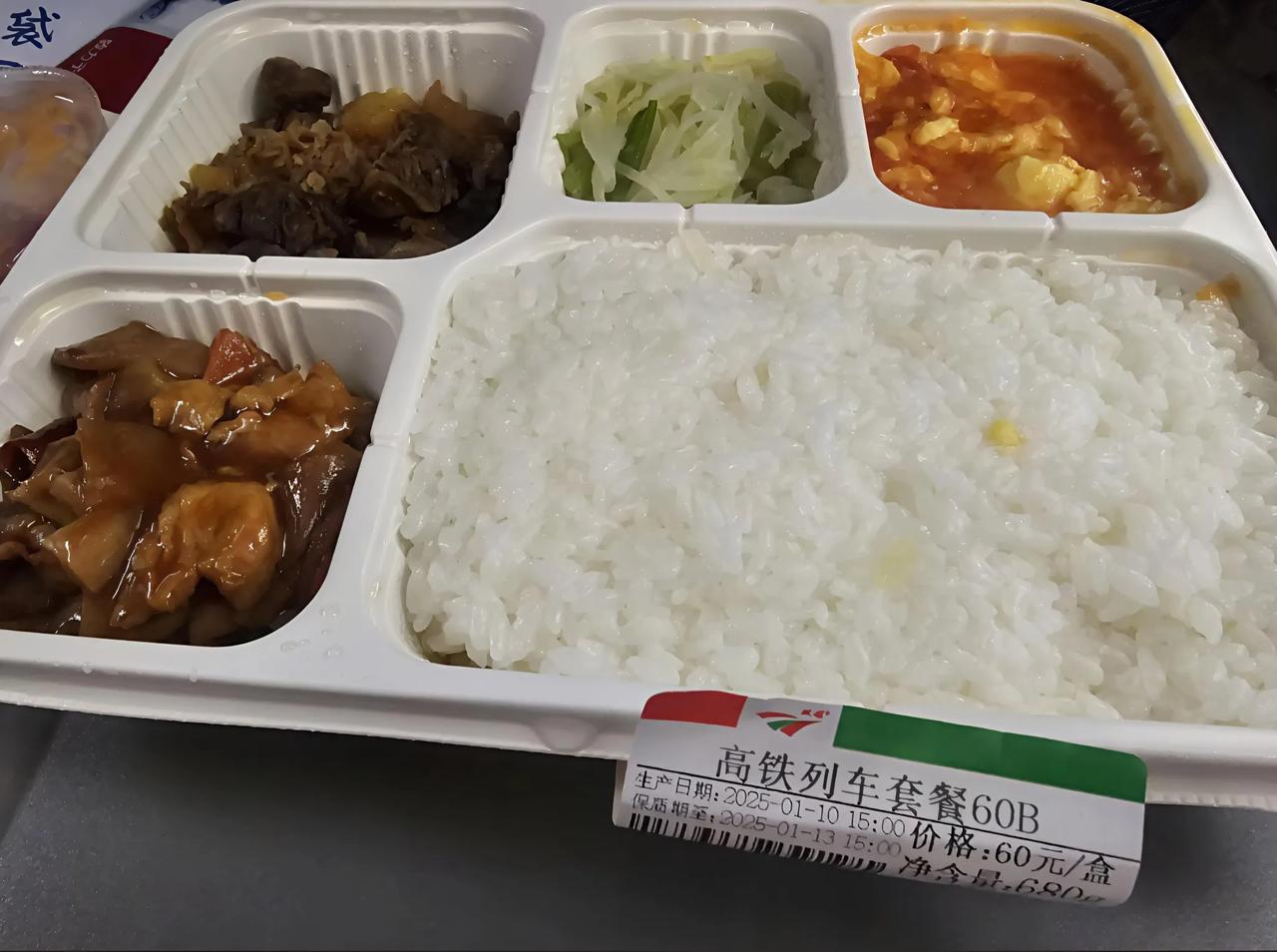 为何乘客宁可挨饿喝水，也不愿意买盒饭？

你说，一车厢上千人，咋就卖不出20份盒