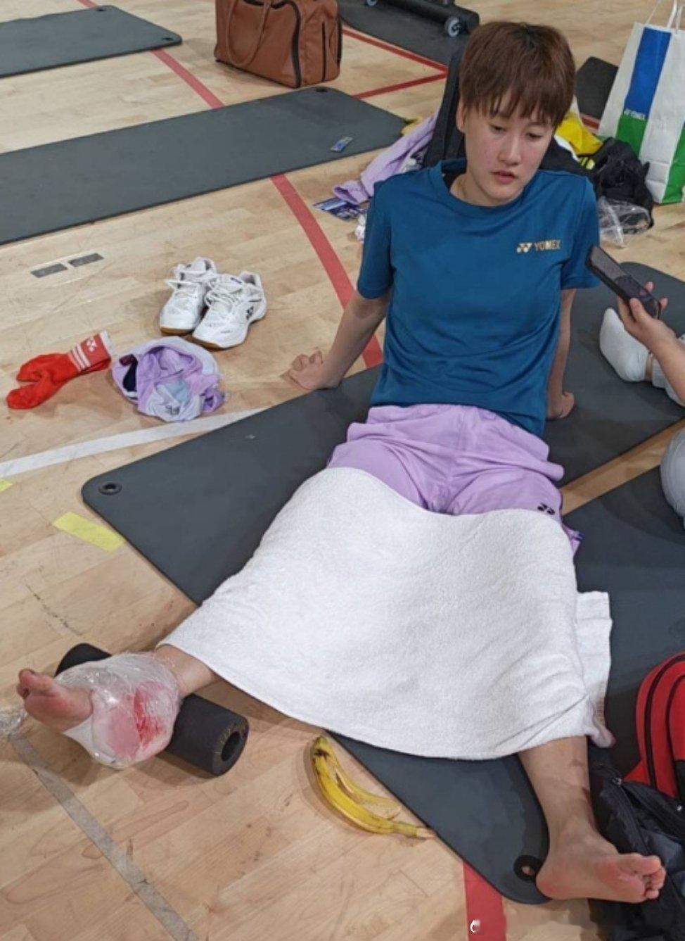 陈雨菲崴脚后坚持比赛中国体育报：比赛结束后回到热身场，队伍及时对陈雨菲的脚踝进行