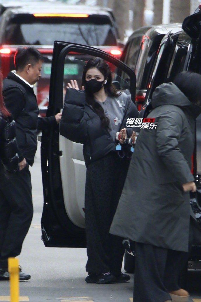 白鹿现身2026央视春晚第二次联排，梳着甜美的公主头还搭配了红色蝴蝶结，造型又美