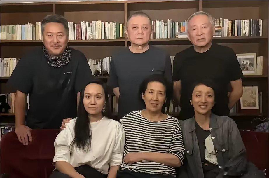 王朔与他的朋友们，比上次出镜又瘦了一点，老王已经没有年轻时的狂傲不羁，眼神平和，