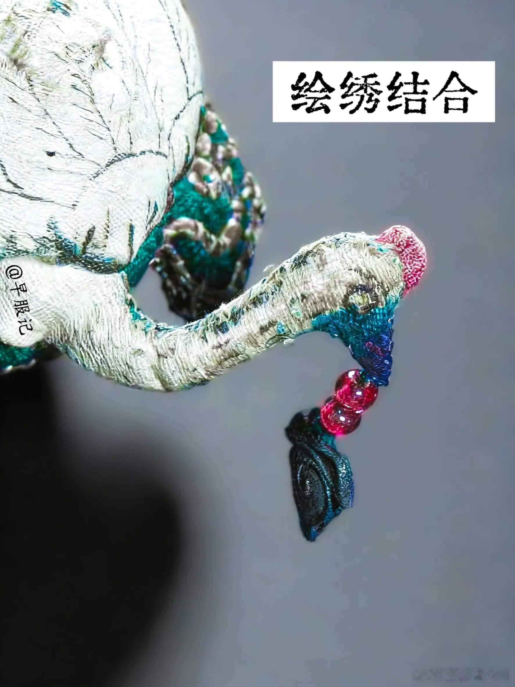 苏格兰国家博物馆藏【1905年之前•中国四川•云鹤衔珠女童鞋】，为富贵家庭的女童