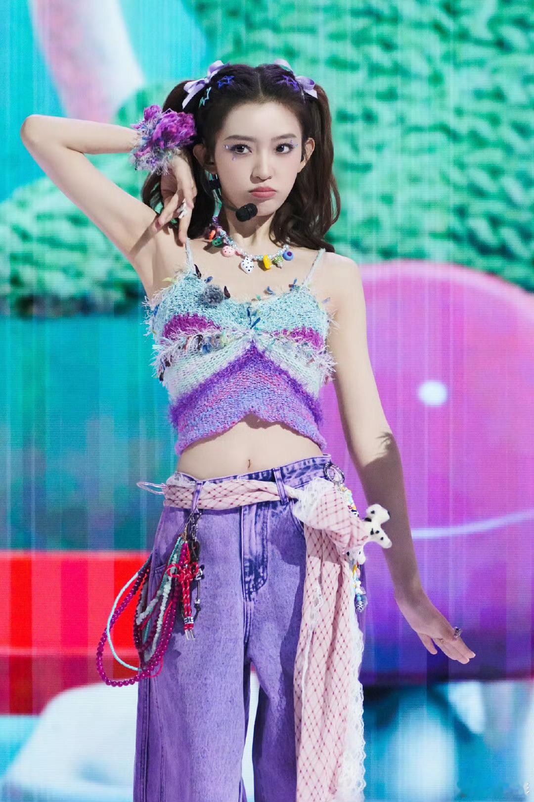 感觉罗予彤是香芋味儿的罗予彤《乘风2025》被喊“香芋味儿”超俏皮！四公浅紫眼影