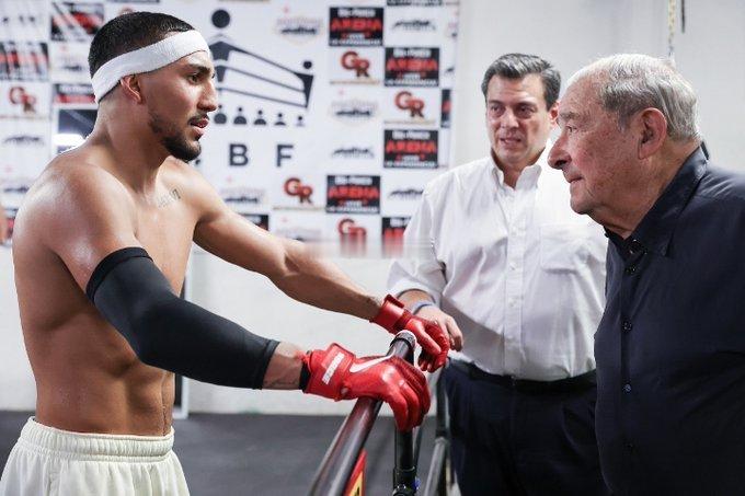 拳坛速递  鲍勃-阿鲁姆Bob Arum 预计WBO 超轻量级拳王特奥菲莫-洛佩