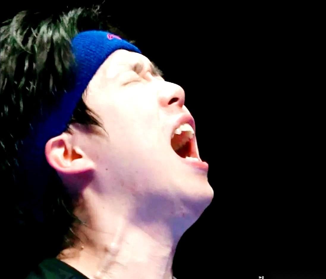 盯着日本乒乓球论坛的实时讨论帖，屏幕那头的画风转得比乒乓球拍还快。
提起国乒，日