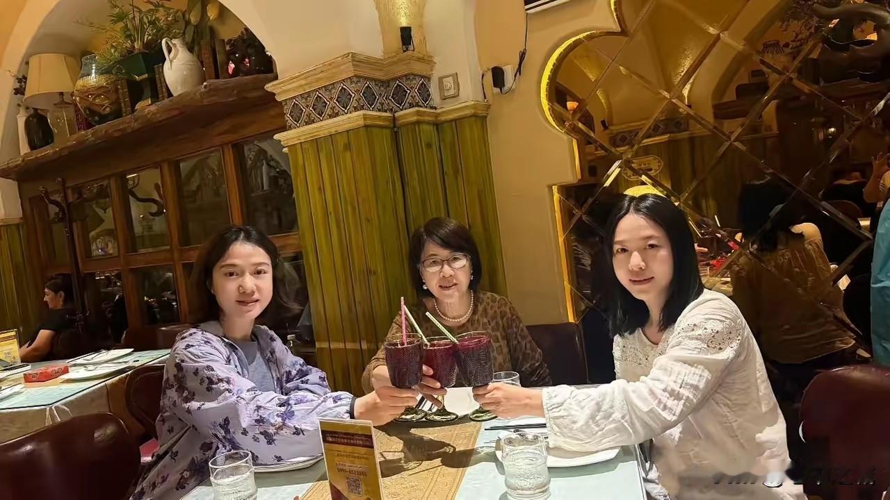翁先生50岁了，心态正在调整恢复中，看上去光彩照人，精神焕发。

她还是一个孝顺