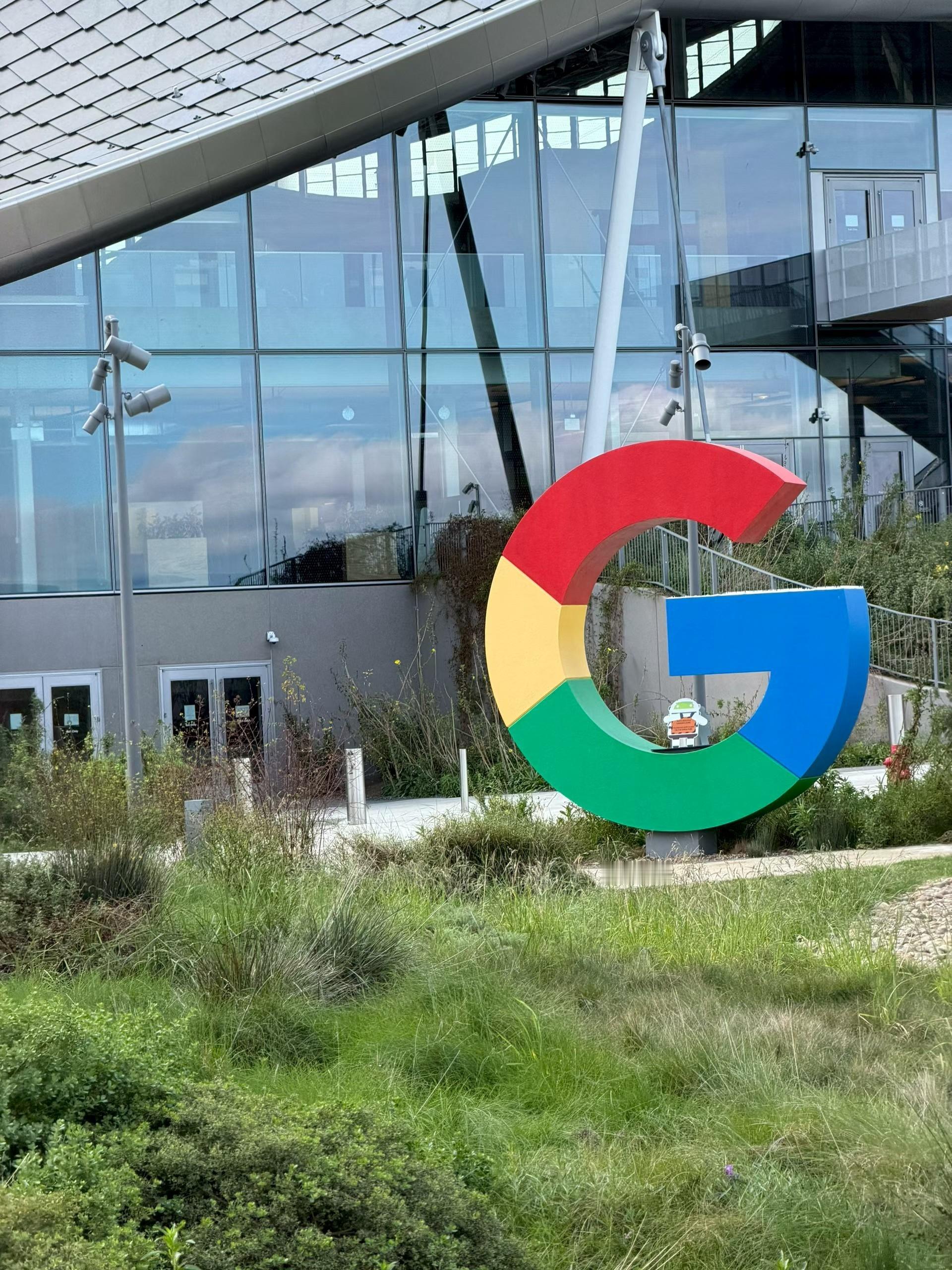 A股主线逻辑爆发科普一下CPO和光模块的区别：CPO 主攻“柜内” (Scale