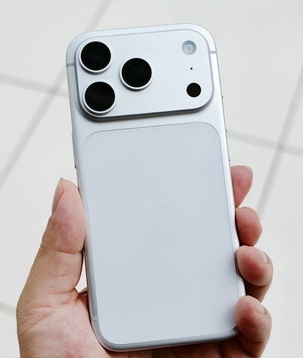 iPhone18标准版外观曝光大伙觉得好看吗？选Pro还是普通版？喜欢完整镜头、