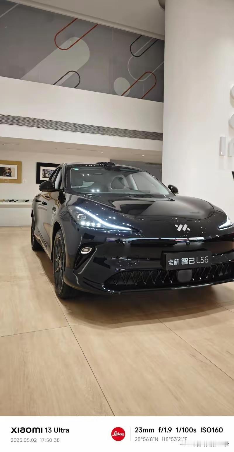 智己LS6后备箱+前备箱超能装，家乡的年货礼物全能装下，还有下层储物仓，还可以放