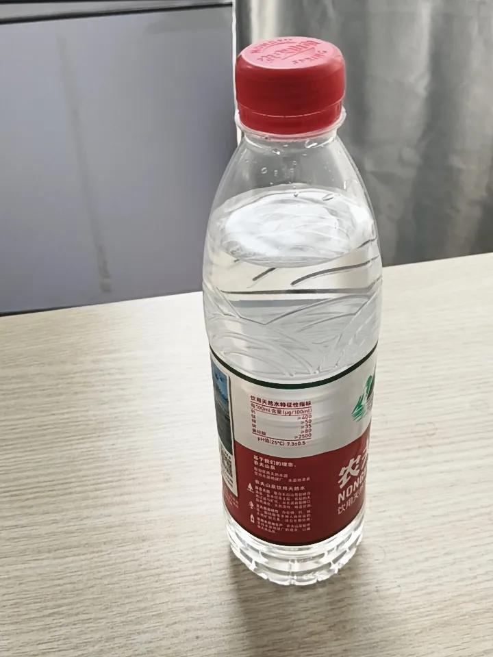 没有早饭，没有热水，屋子里阴冷，因为电业局外网故障，星期一早晨急急忙忙上班，然后