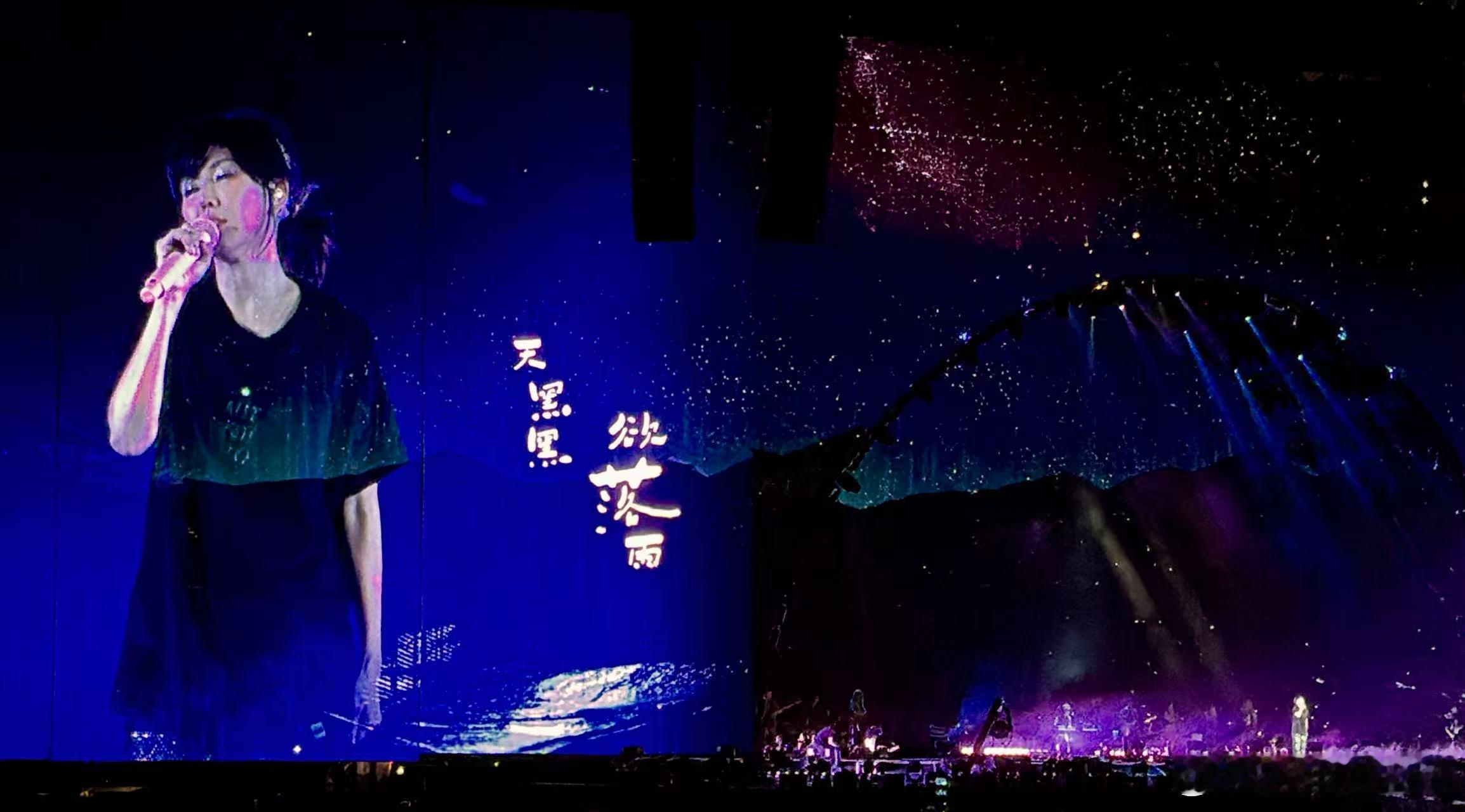 她状态真好，积极又随性。我小时候，那时候电视有点播台，有三首歌是被点的最多的。心