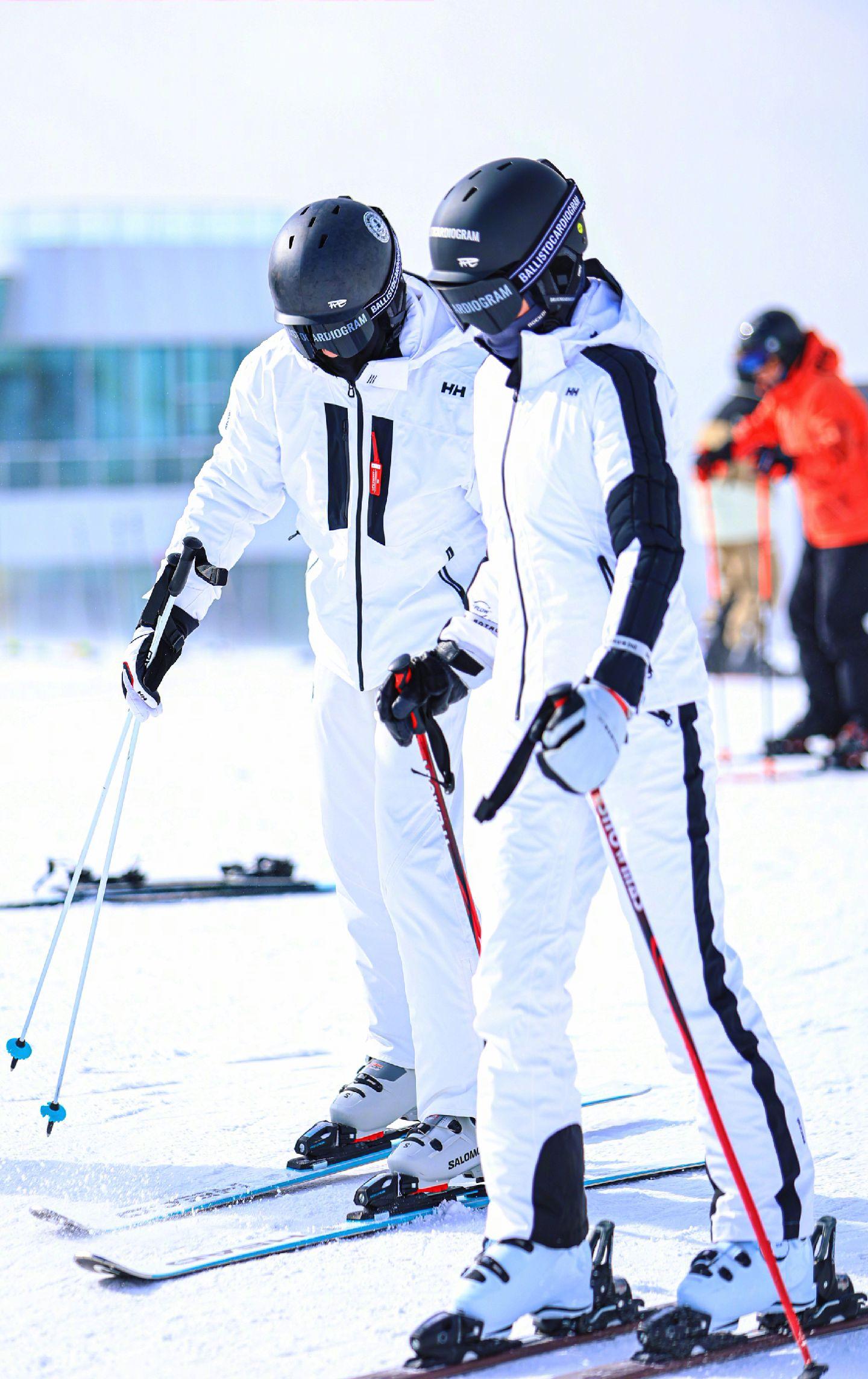张馨予｜滑雪之旅结束。张馨予：“雪场摄影师拍的照片真好看。雪季结束啦！...
