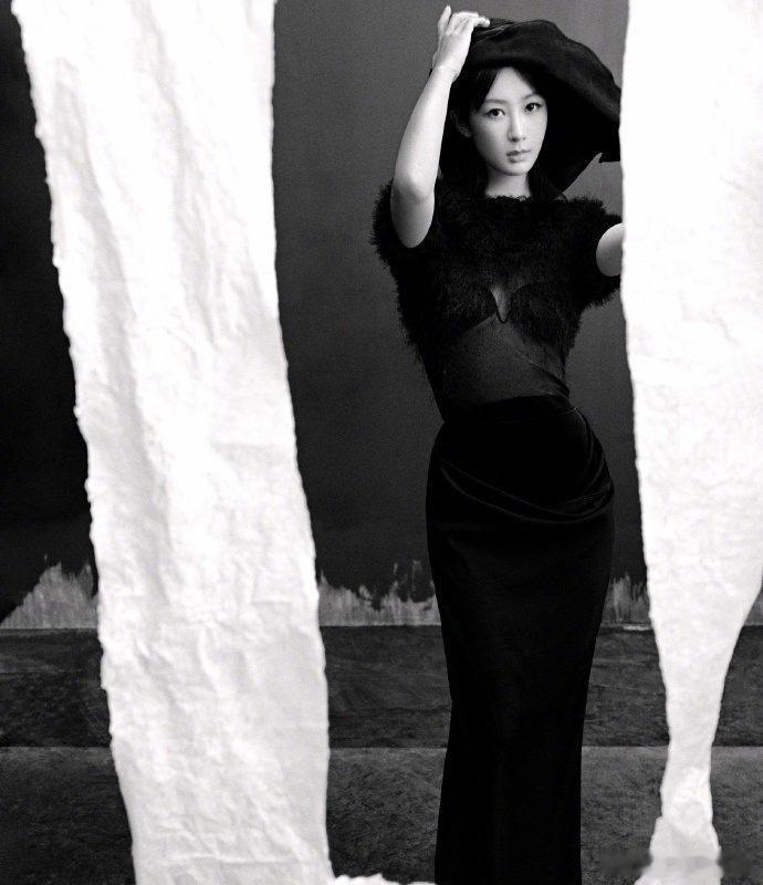 杨紫登上GLASS2026开年刊封面，来看看表现力。 