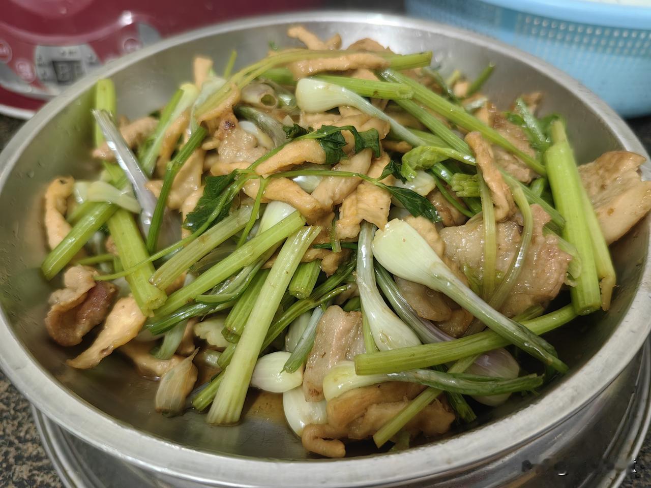 爱上了家乡的小荞头，一种极其普通的食材，不认识的人还以为是小葱，殊不知完全相反，