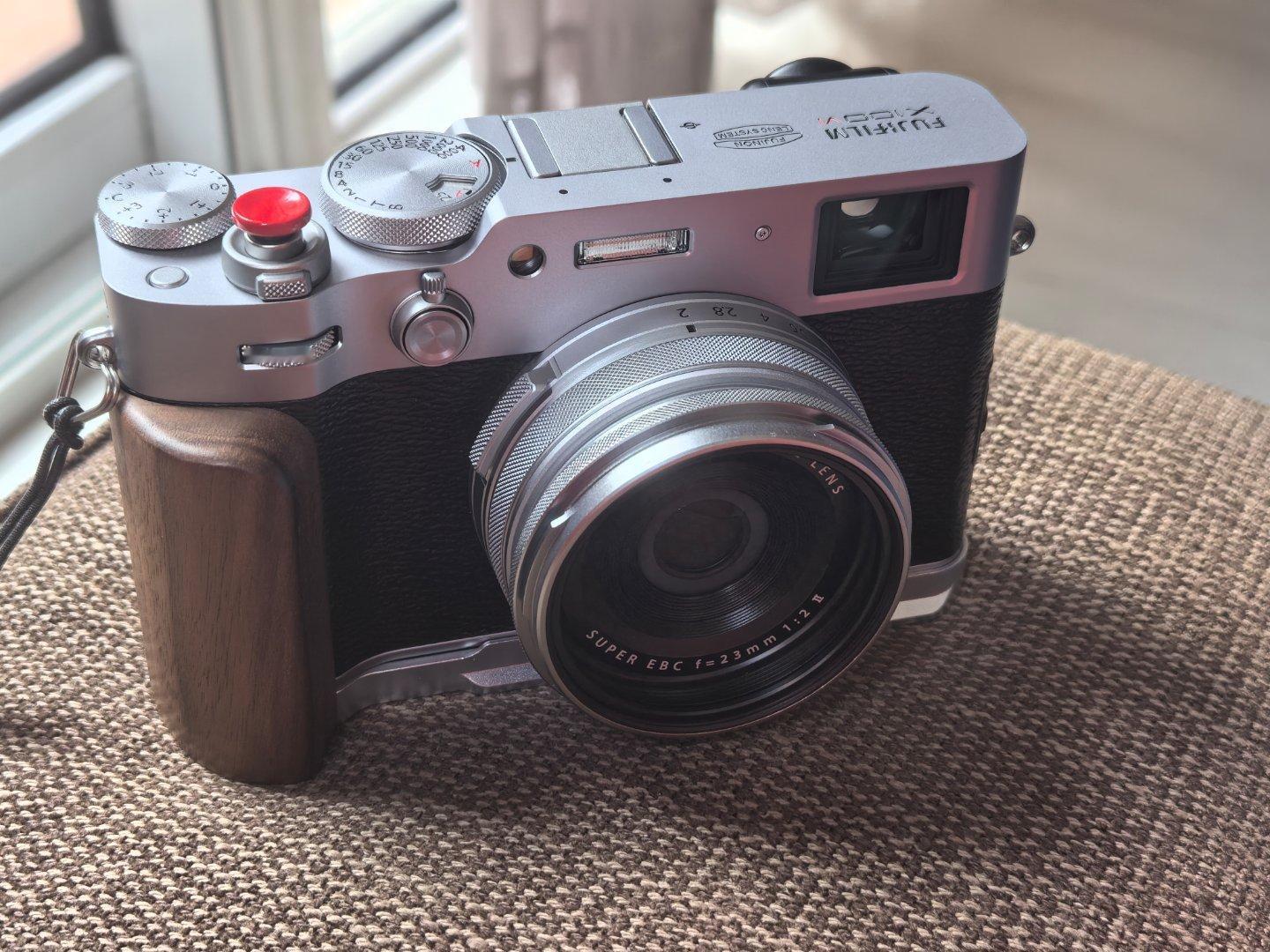 装了手柄和滤镜之后的X100。颜值这件事确实很重要。车和相机有没有颜值，所能提供