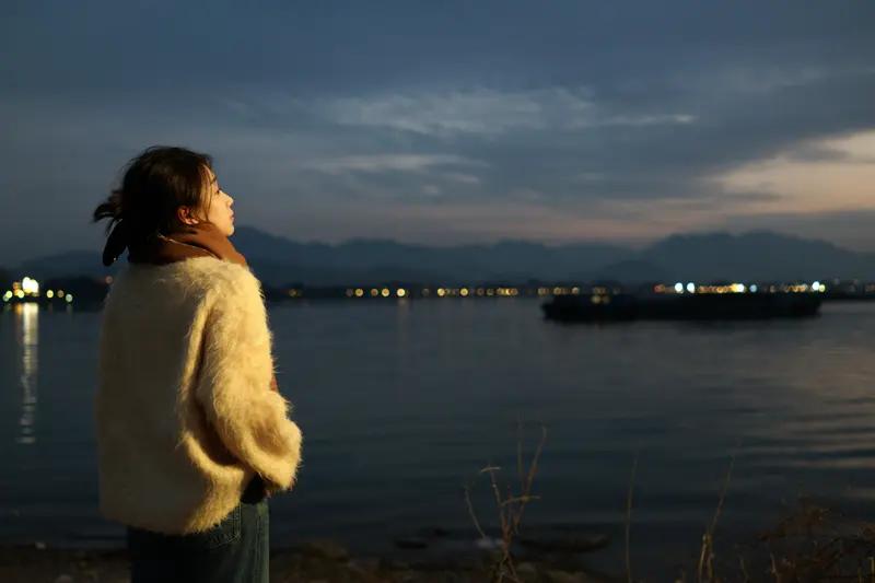 为什么现在好多女人都喜欢一个人生活了

因为都活清醒了，遇不到一个好男人还不如一