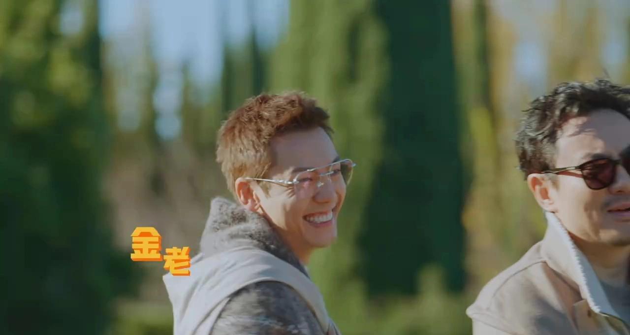 邓超的“疯”是释放，陈伟霆的“野”是开关。
你看他穿老钱风：用定制西装压住肌肉线